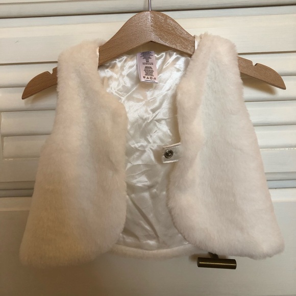 Other - NEW White Faux fur vest